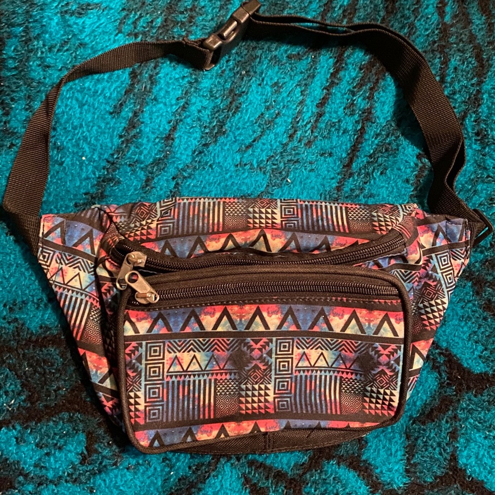 - Fanny pack ! ♥️💛💖💙💚